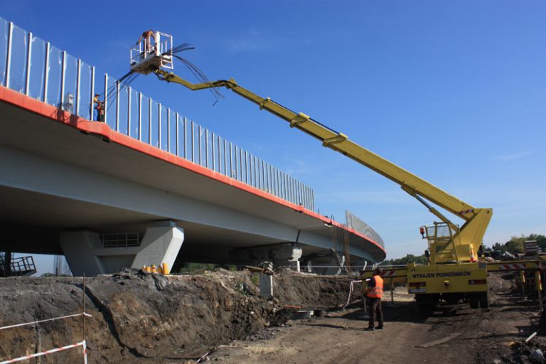 Podnośnik koszowy Warszawa – Jak i gdzie wynająć podnośnik koszowy?