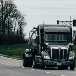 Wypadek drogowy w firmie – dlaczego naprawa bezgotówkowa to najbezpieczniejsze rozwiązanie?