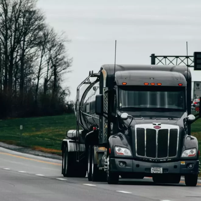 Wypadek drogowy w firmie – dlaczego naprawa bezgotówkowa to najbezpieczniejsze rozwiązanie?